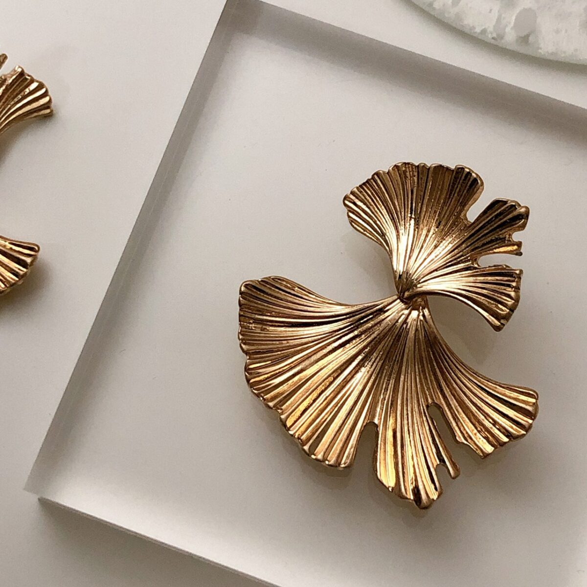 金色線條葉耳環