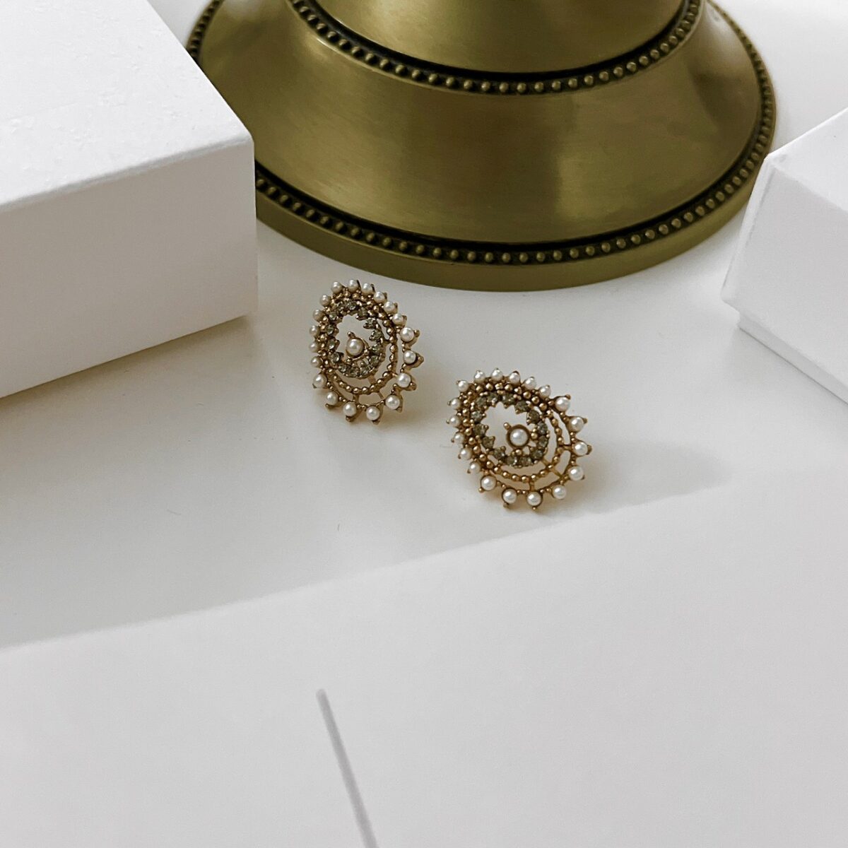 小珍珠鑽蛋形耳環