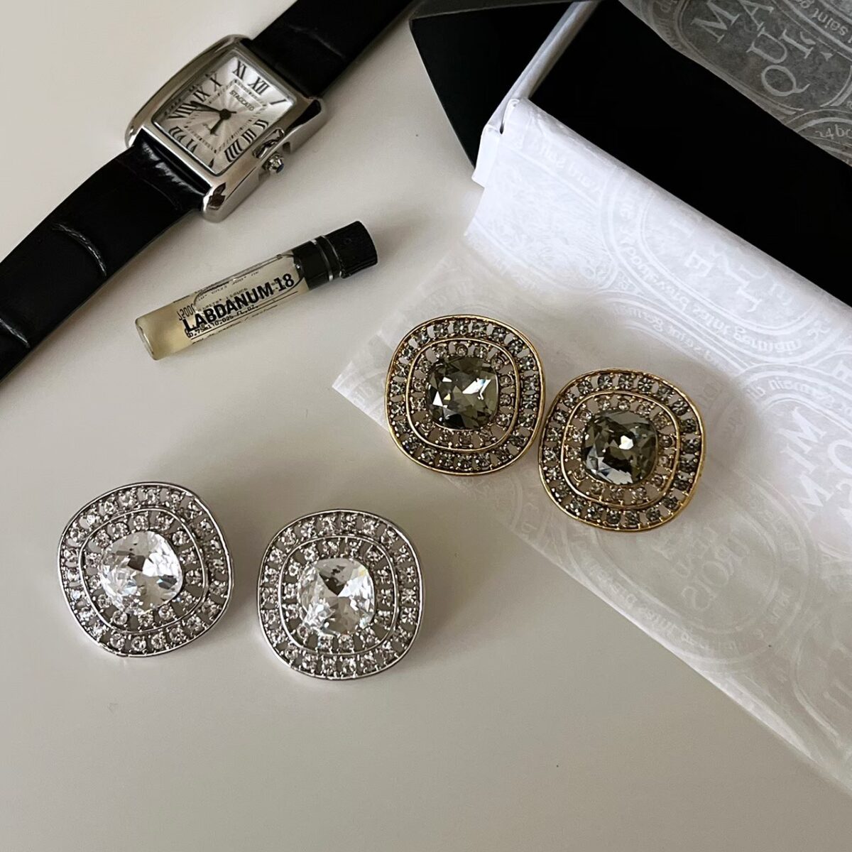 復古鏤空滿鑽耳環