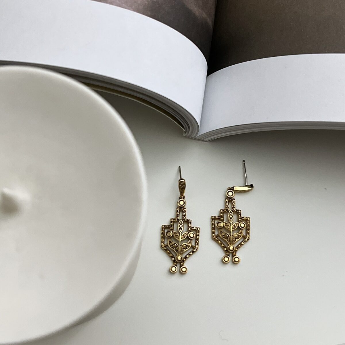 鏤空小圖騰耳環