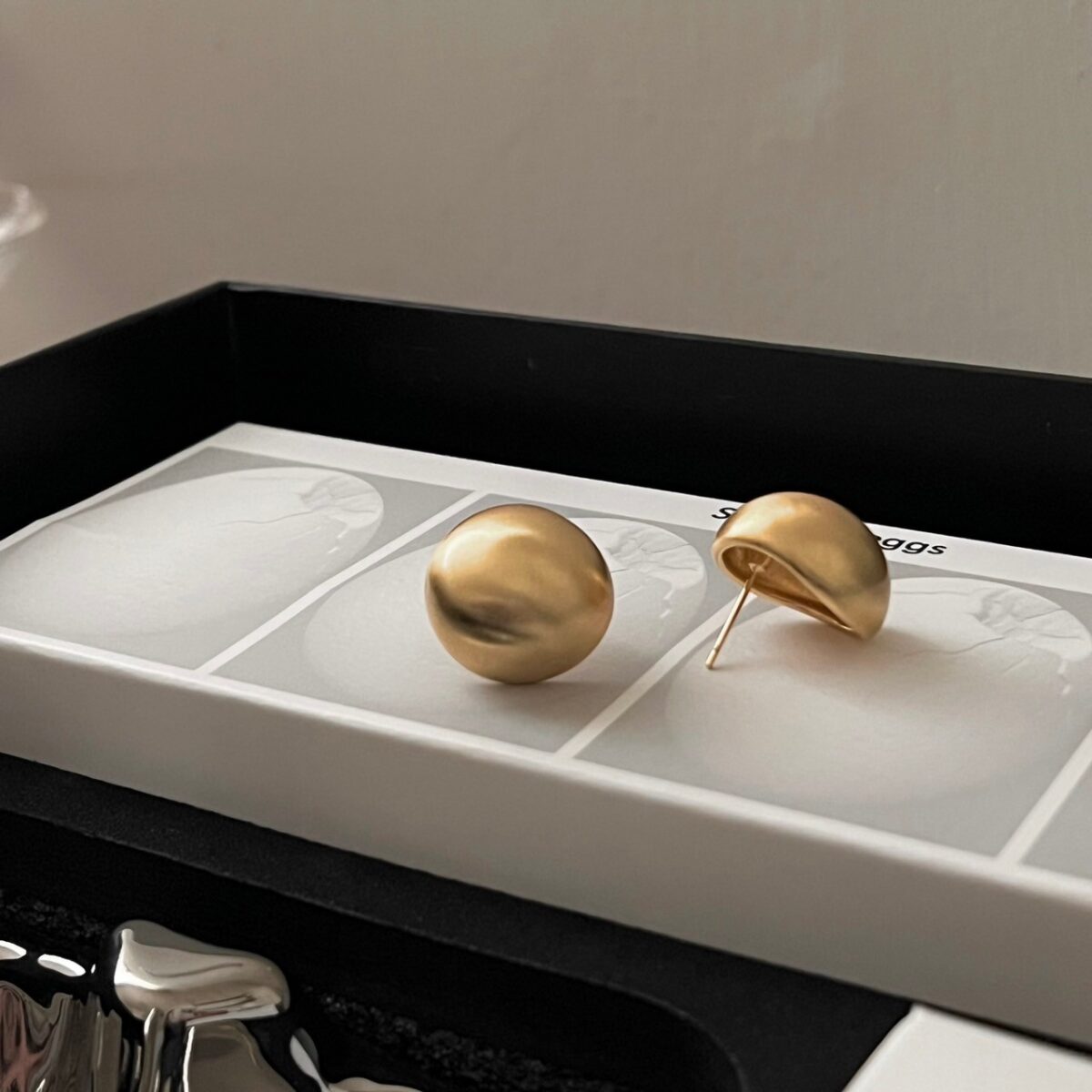 霧面絲紋半圓球耳環