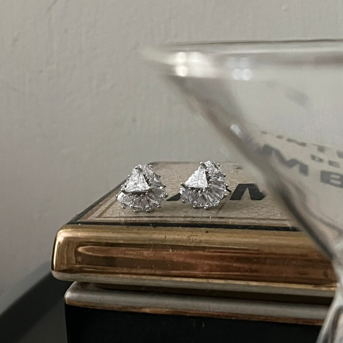 滿版立體三角鑽耳環