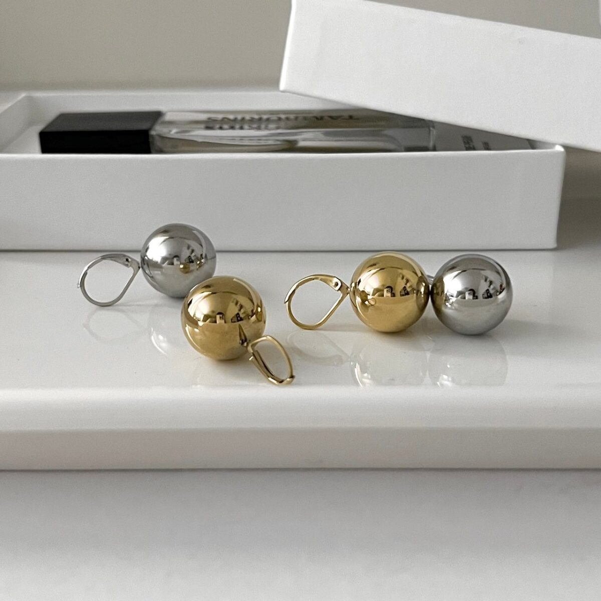 金屬圓球耳環